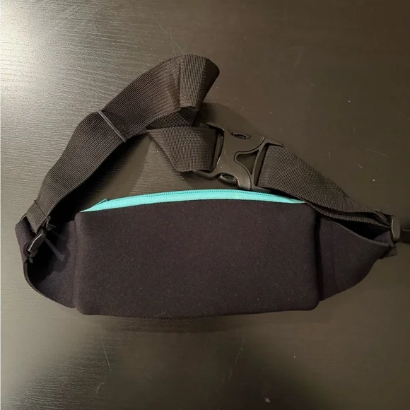 NATHAN black running belt. Neoprene with 2 zip pockets and sturdy buckle. - Picture 3 of 4